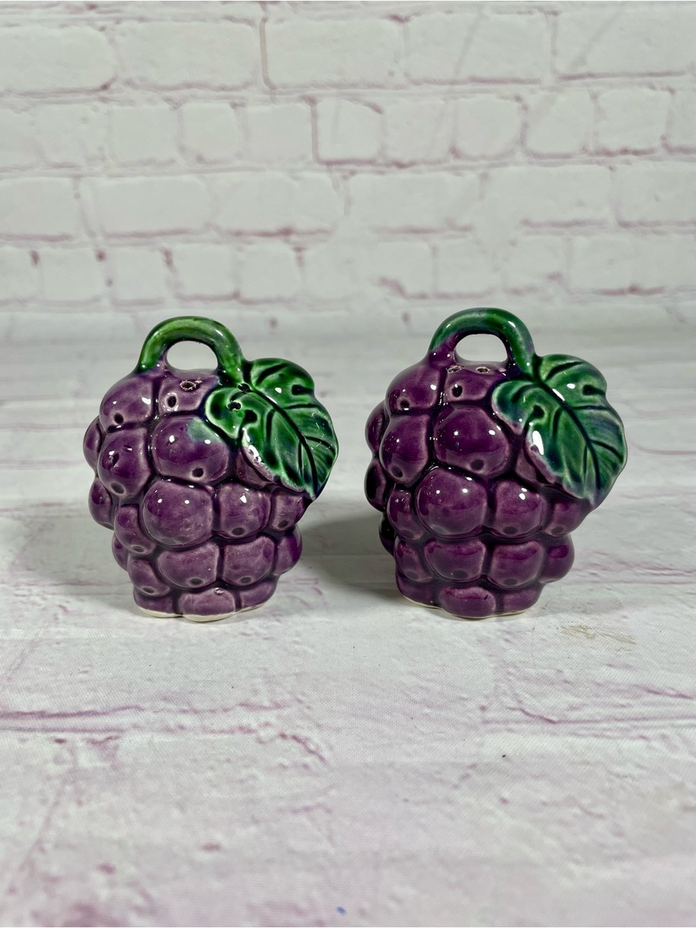 Vintage Hand Painted Purple Grapes Ceramic Salt and Pepper Shaker Pair Japan